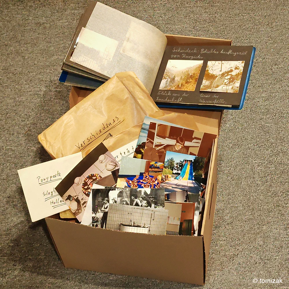 Der Karton mit den alten Papierfotos – Foto: Tomizak
