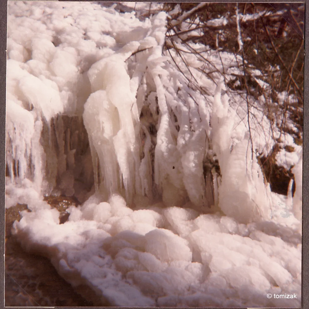 Eiszapfen am Bach, Allgäu 1977 – Foto: Tomizak