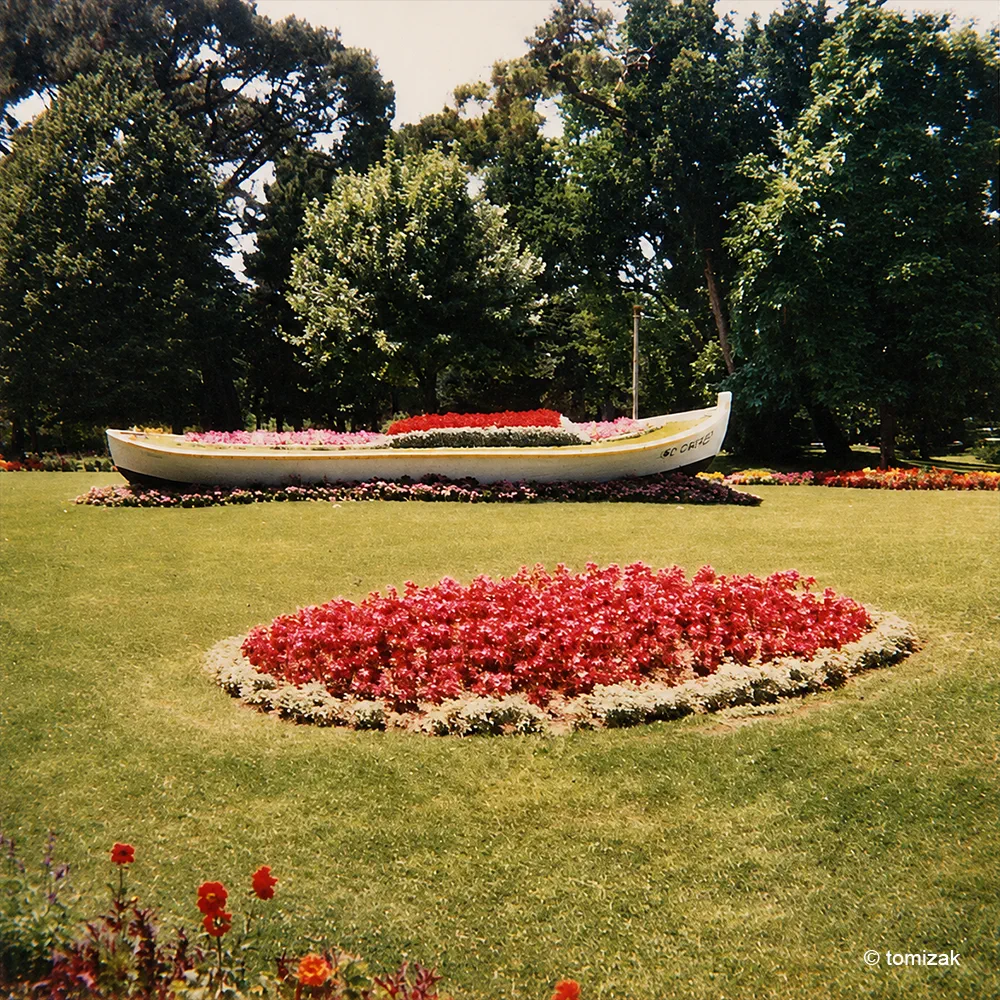 Stadtpark mit Blumenboot, Arcachon 1982 – Foto: Tomizak