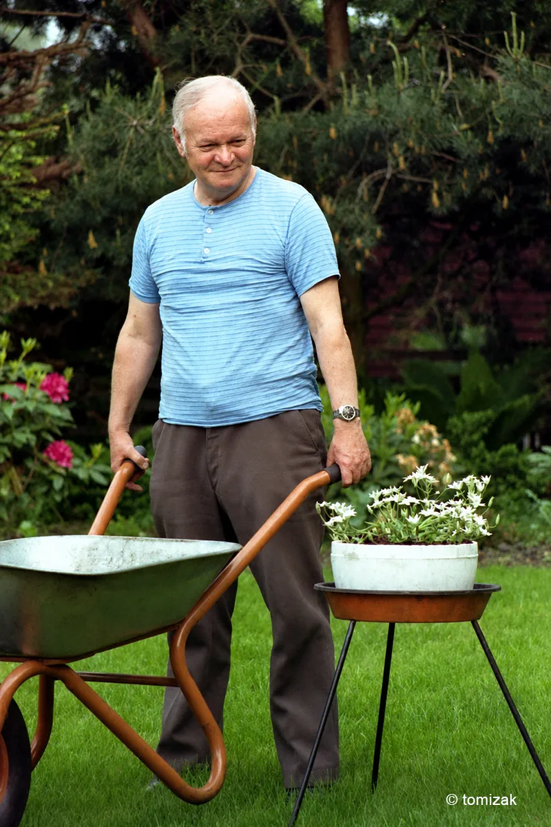 Mein Opa im Garten, Sommer 1983 – Foto: Tomizak