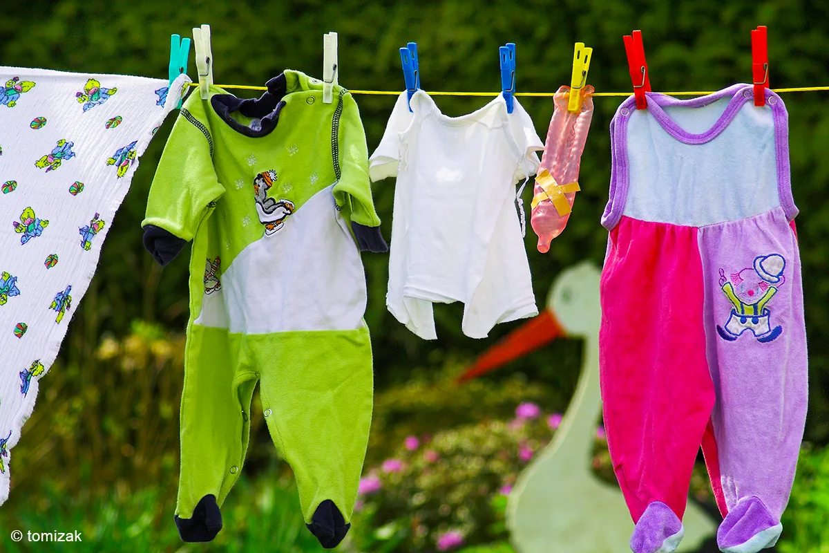 Babywäsche auf der Leine – Foto: Tomizak