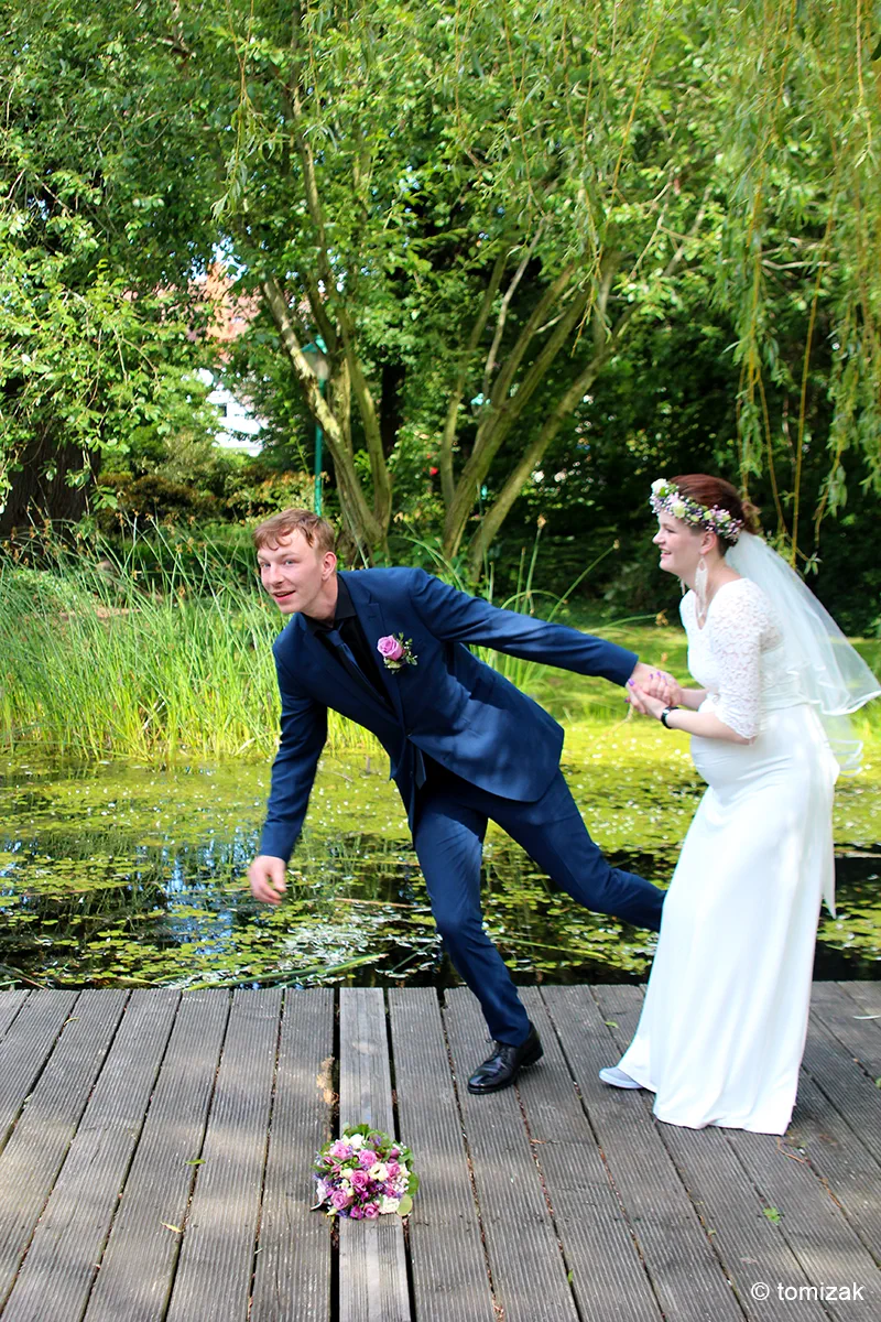 Beinahe ins Wasser, Hochzeit 2021 – Foto: Tomizak