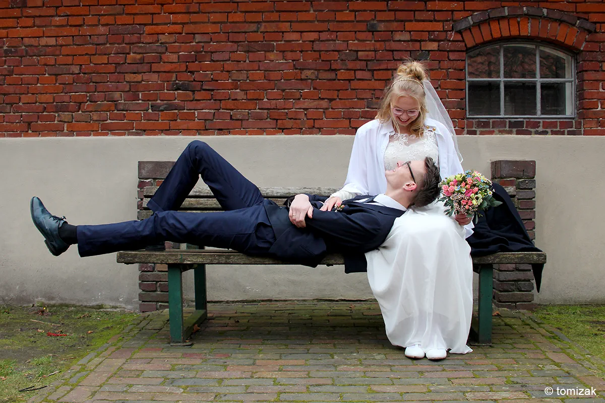 Auf der Bank, Hochzeit 2025 – Foto: Tomizak