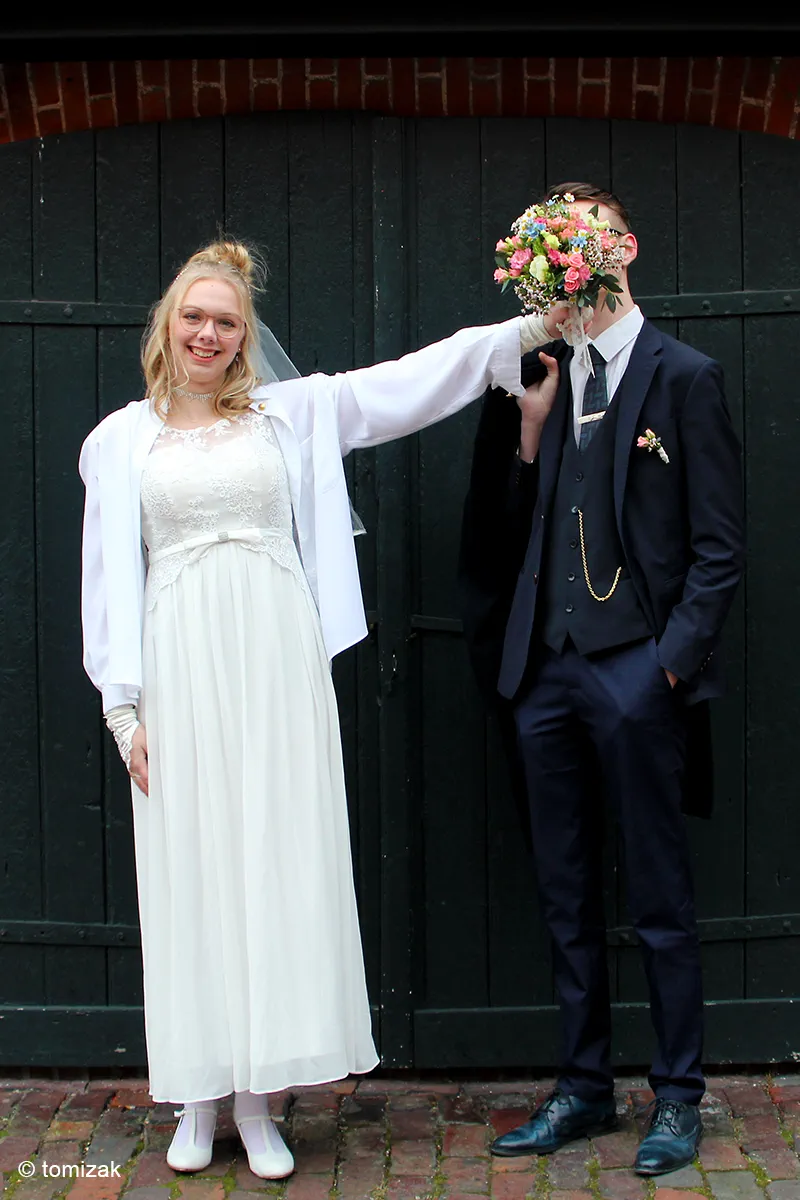 Blumenstrauß vor dem Gesicht, Hochzeit 2025 – Foto: Tomizak